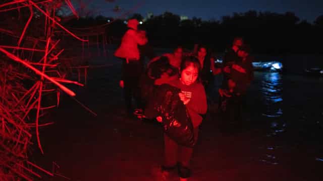 Imagens mostram o desespero de quem atravessa o rio para chegar aos EUA