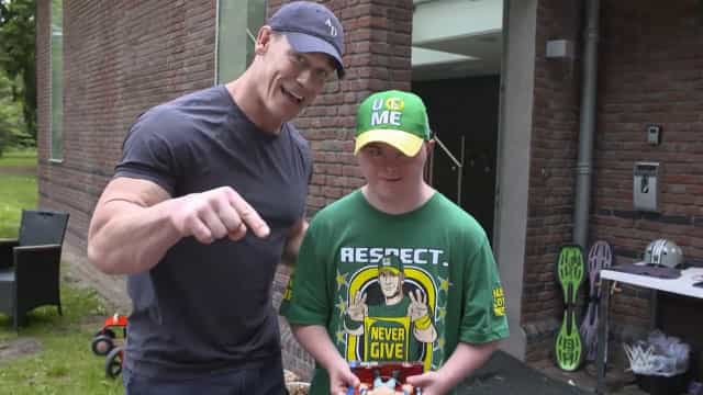 John Cena conhece jovem com trissomia 21 que fugiu da guerra na Ucrânia