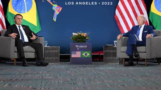 Bolsonaro diz a Biden que vai terminar governo de forma democrática