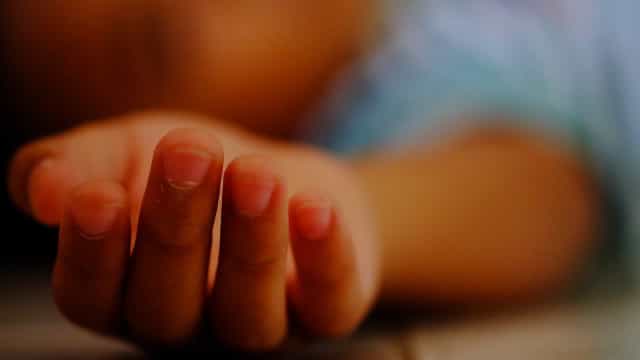 Criança morre após cair do 11º andar de prédio; pai é preso