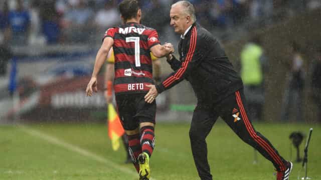 Dorival Jr pede mudança de comportamento no Flamengo após estreia com derrota