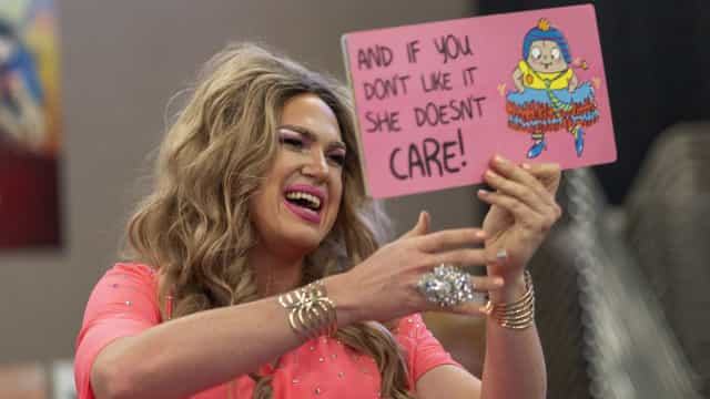 Grupo supremacista branco promove ataque a evento com drag queen nos EUA