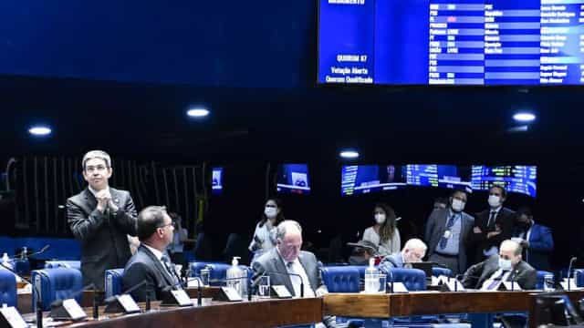 Senado aprova texto-base de projeto que limita ICMS sobre combustíveis