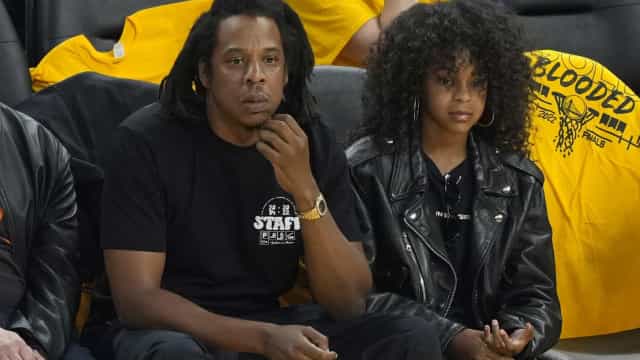 Blue Ivy, filha de Beyoncé e Jay-Z, aparece em jogo da NBA e rouba cena