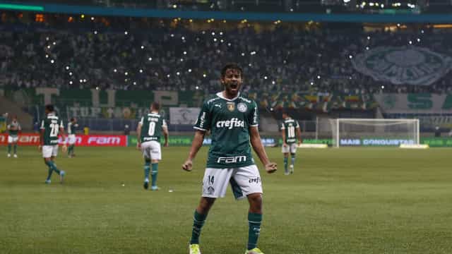 Palmeiras faz 4 gols em 7 minutos, goleia Atlético-GO e dispara no Brasileirão