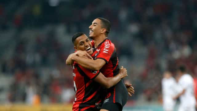 Athletico-PR bate Bahia de virada na Copa do Brasil