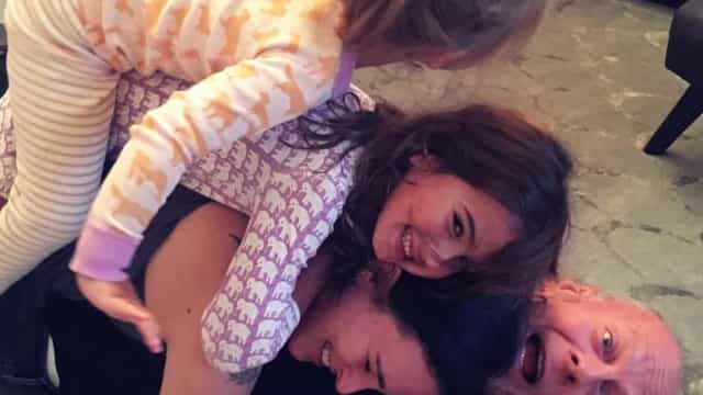 Bruce Willis. O carinhoso retrato do ator com as filhas mais novas