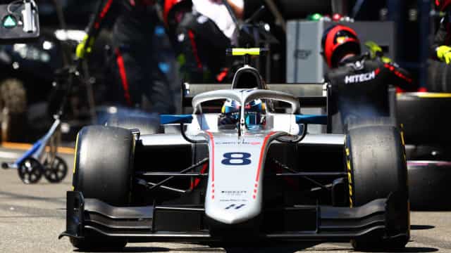 Red Bull suspende piloto da Fórmula 2 por comentários racistas e homofóbicos