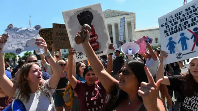 Manifestantes queimam bandeiras dos EUA após decisão sobre aborto
