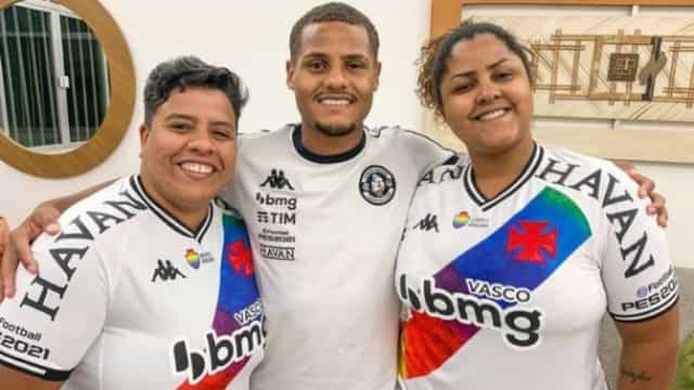 Uniformes LGBT+ de Bahia e Vasco são sucesso nas arquibancadas