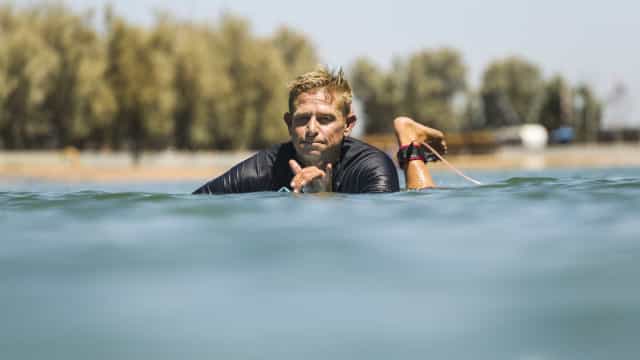 Strider Wasilewski surfa no trabalho, encarou tubarões e diz ter o melhor emprego do mundo