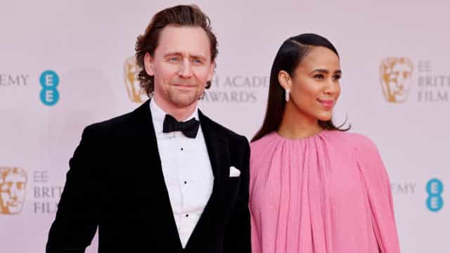 Loki vai ser pai? Noiva de Tom Hiddleston aparece grávida em tapete vermelho