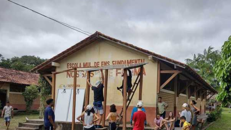 Alunos do RJ arrecadam R$29 mil e instalam painéis solares em escola do PA