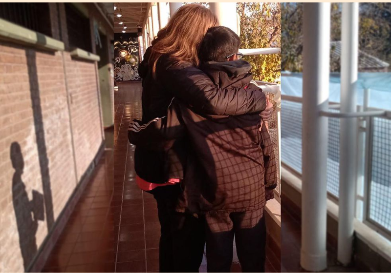 Professora dá sapato para aluno e ele doa para mãe não sentir frio