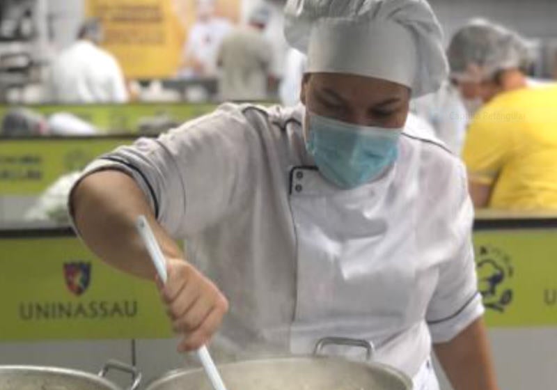 Alunos e professores doam 5 mil quentinhas para desabrigados no Recife