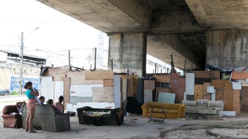 Voluntários ajudam 200 pessoas que vivem embaixo de viaduto: “a fome dói”