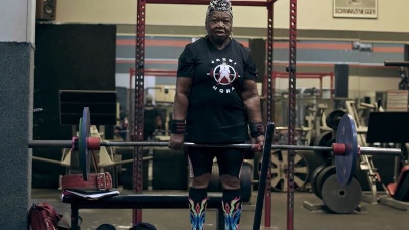 Aos 78, vovó é campeã de levantamento de peso e bate recordes mundiais. Vídeo