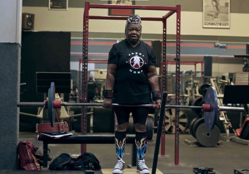 Aos 78, vovó é campeã de levantamento de peso e bate recordes mundiais. Vídeo