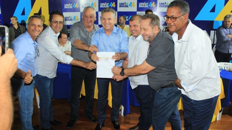 Mauro Mendes recebe manifesto de 140 prefeitos para disputar reeleição