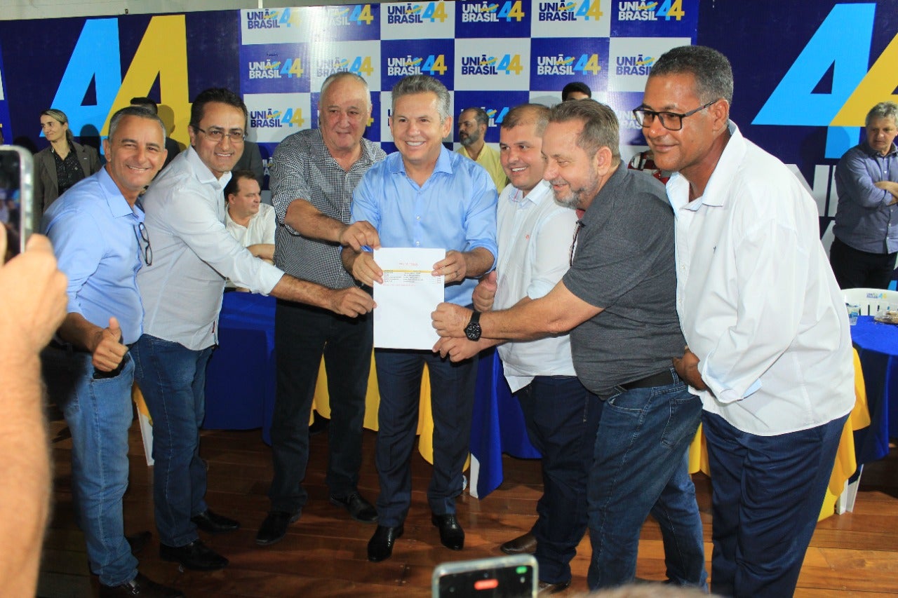 Mauro Mendes recebe manifesto de 140 prefeitos para disputar reeleição