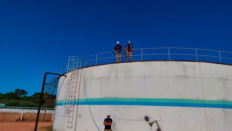 Limpeza em reservatório da Águas de Sinop é realizado por mergulhadores especializados