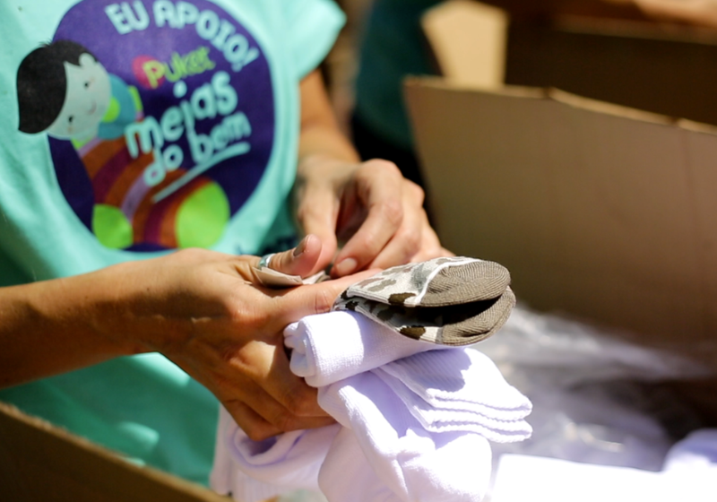 Meias velhas viram cobertores para sem-teto nesse frio. Veja como ajudar