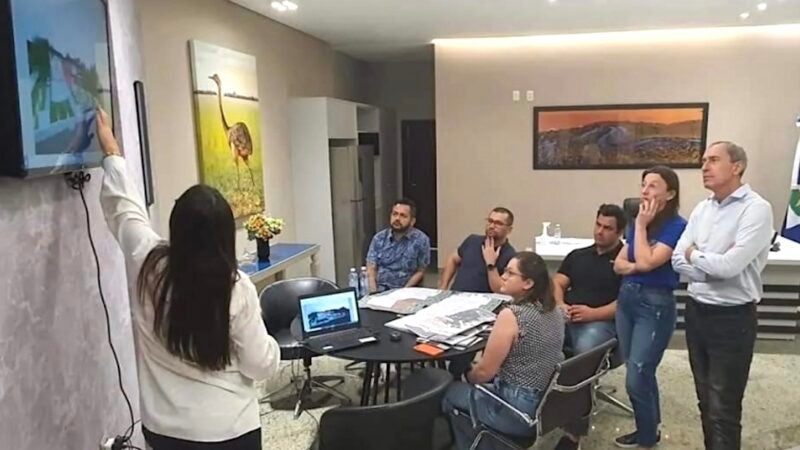 Prefeito detalha para secretário projeto Centro Cultural de Lucas do Rio Verde que terá teatro