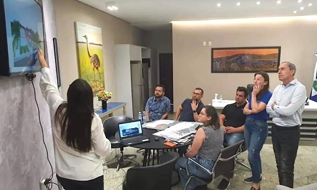Prefeito detalha para secretário projeto Centro Cultural de Lucas do Rio Verde que terá teatro