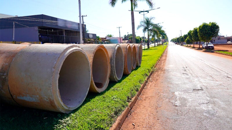 Prefeitura de Lucas do Rio Verde faz obra para resolver problema de vazão em avenida