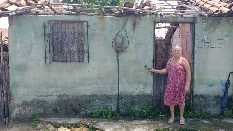 Vizinhos fazem mutirão para reconstruir lar de idosa que caiu após chuva