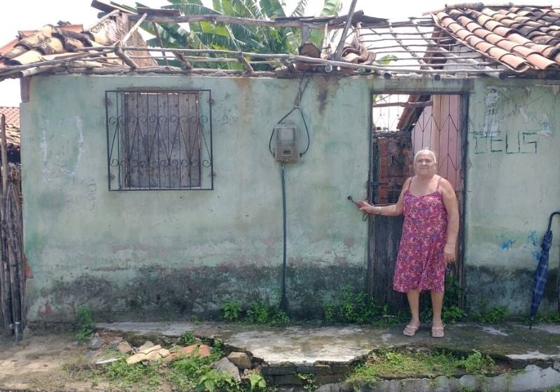 Vizinhos fazem mutirão para reconstruir lar de idosa que caiu após chuva