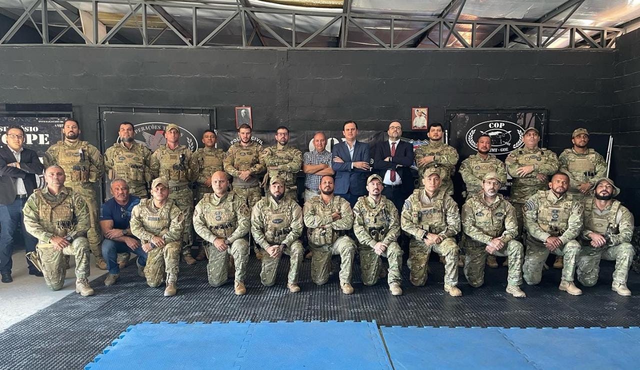 Deputado Thiago Silva destina emenda e entrega Títulos de Cidadão para servidores do GOE