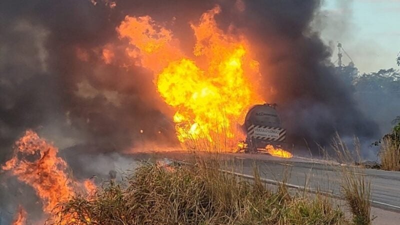 Dois morrem carbonizados em colisão entre carretas na BR-163 entre Guarantã do Norte e Matupá
