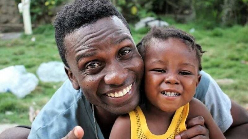 Jovem encontra bebê no lixo, se apaixona, acolhe e quer adotar a criança