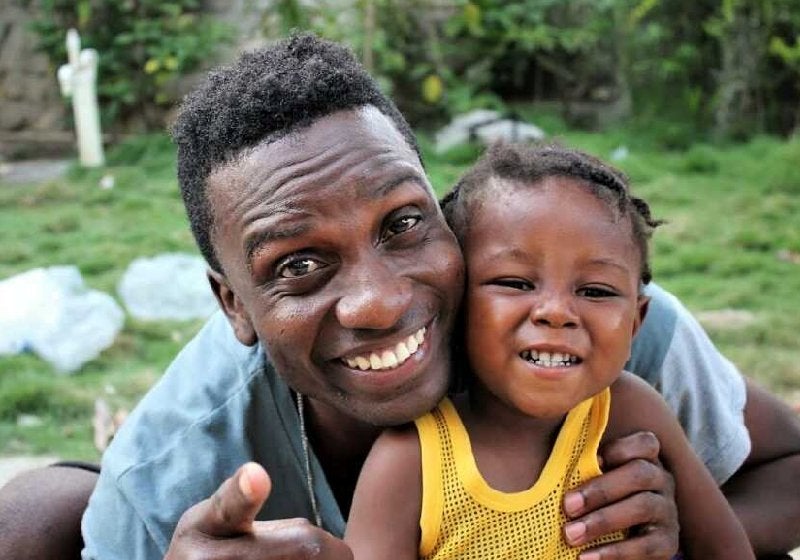 Jovem encontra bebê no lixo, se apaixona, acolhe e quer adotar a criança