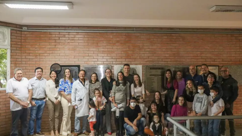 Estudantes que levaram calote há 18 anos realizam sonho da placa de formatura