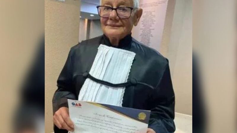 Aos 77 anos, aposentado realiza sonho e passa na OAB