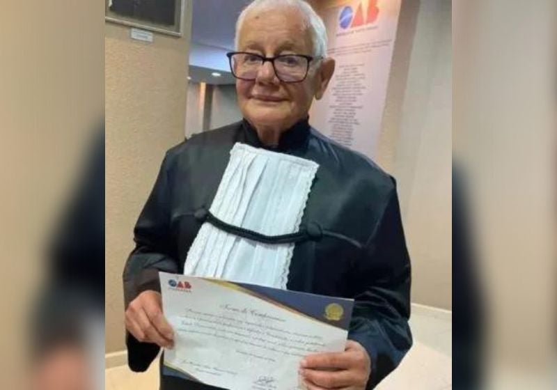 Aos 77 anos, aposentado realiza sonho e passa na OAB