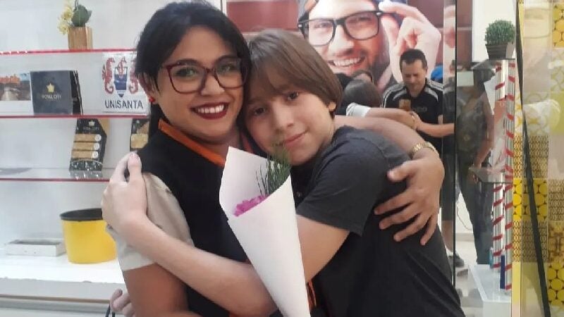 Autista leva flores a vendedoras que o acalmaram durante crise em público