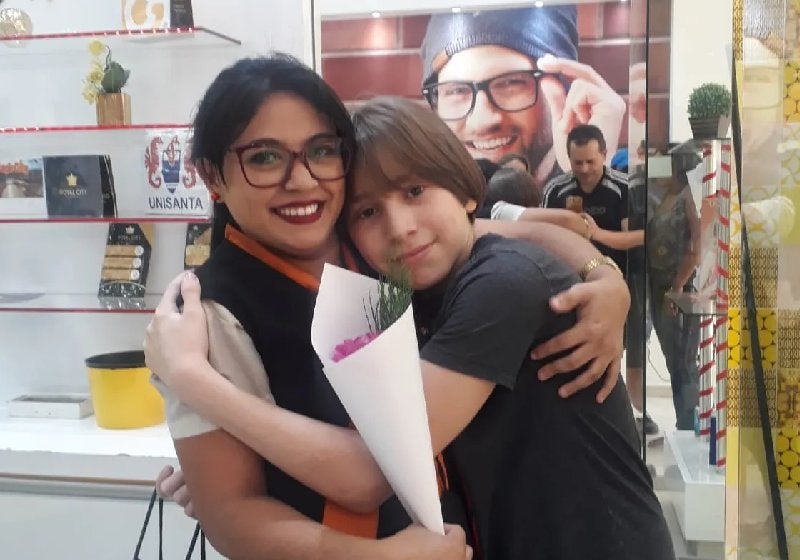 Autista leva flores a vendedoras que o acalmaram durante crise em público