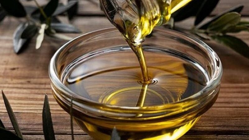 Azeite extra virgem consumido pela mãe beneficia o bebê pelo leite materno