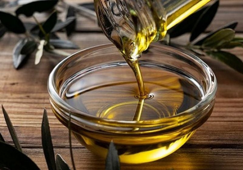 Azeite extra virgem consumido pela mãe beneficia o bebê pelo leite materno