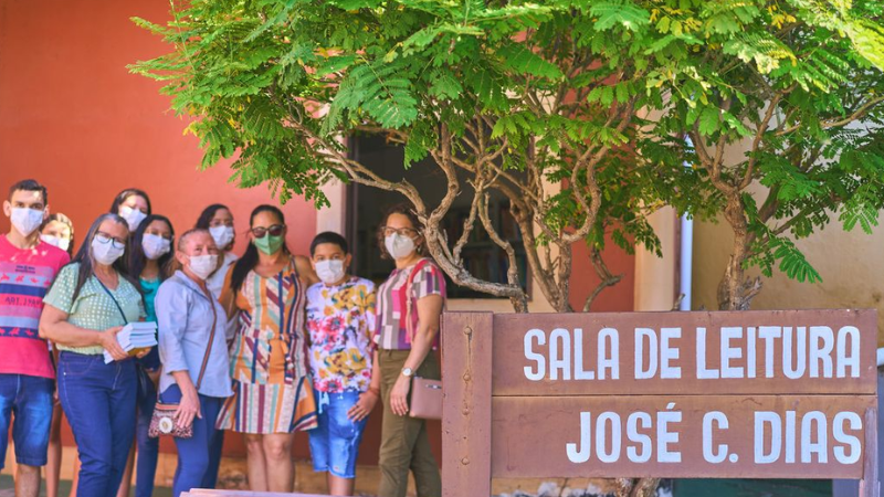 Professor que não teve livros na infância abre biblioteca pública para crianças do interior