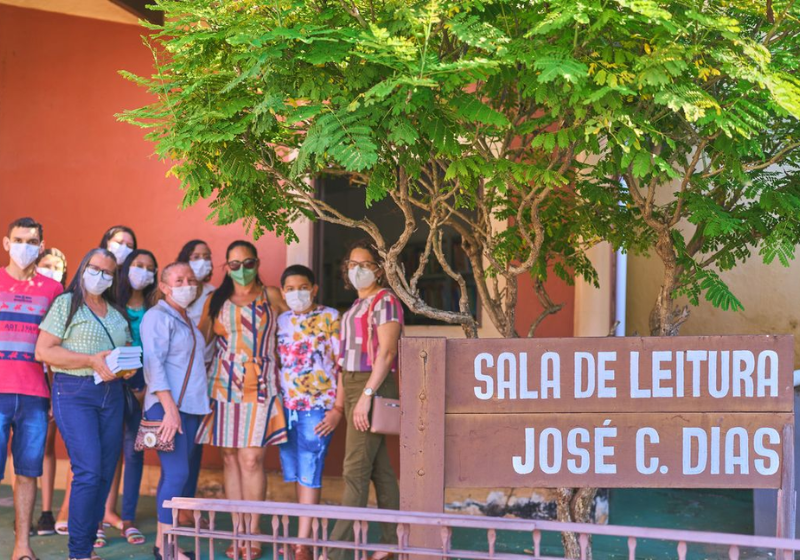 Professor que não teve livros na infância abre biblioteca pública para crianças do interior