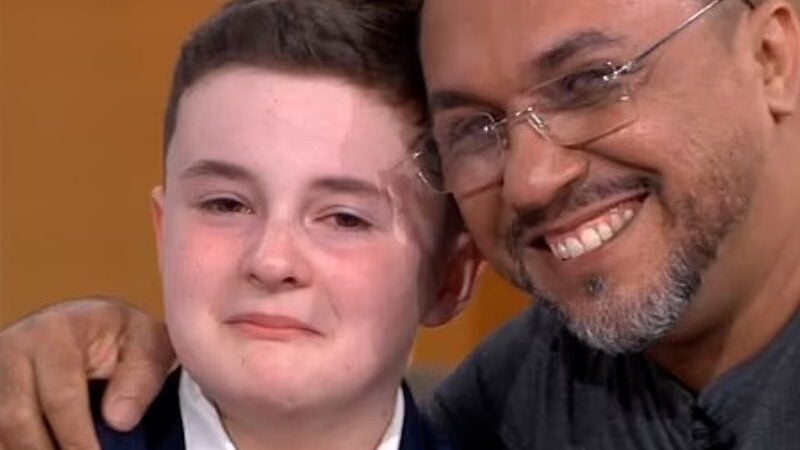 Menino britânico se emociona ao conhecer brasileiro que doou medula e salvou sua vida