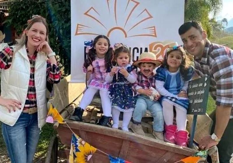 Casal adota quatro irmãos e realiza sonho de ter uma grande família