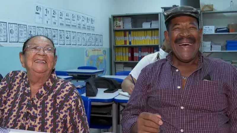 Casal de idosos da roça volta à escola aos 89 para aprender a ler e escrever