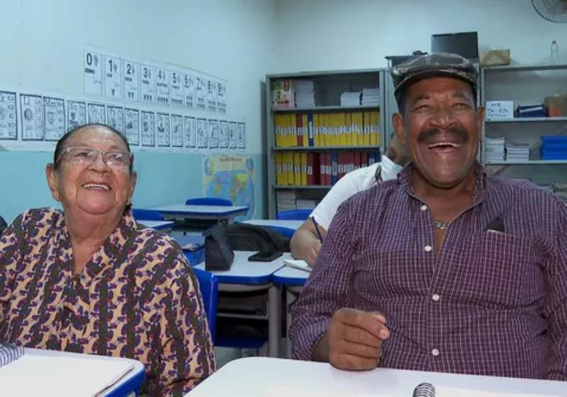 Casal de idosos da roça volta à escola aos 89 para aprender a ler e escrever