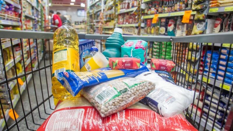 Inflação faz 7 em cada 10 brasileiros cortarem itens da lista de compras
