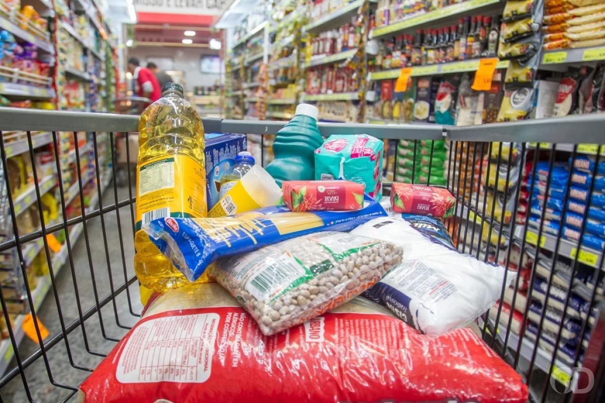 Inflação faz 7 em cada 10 brasileiros cortarem itens da lista de compras